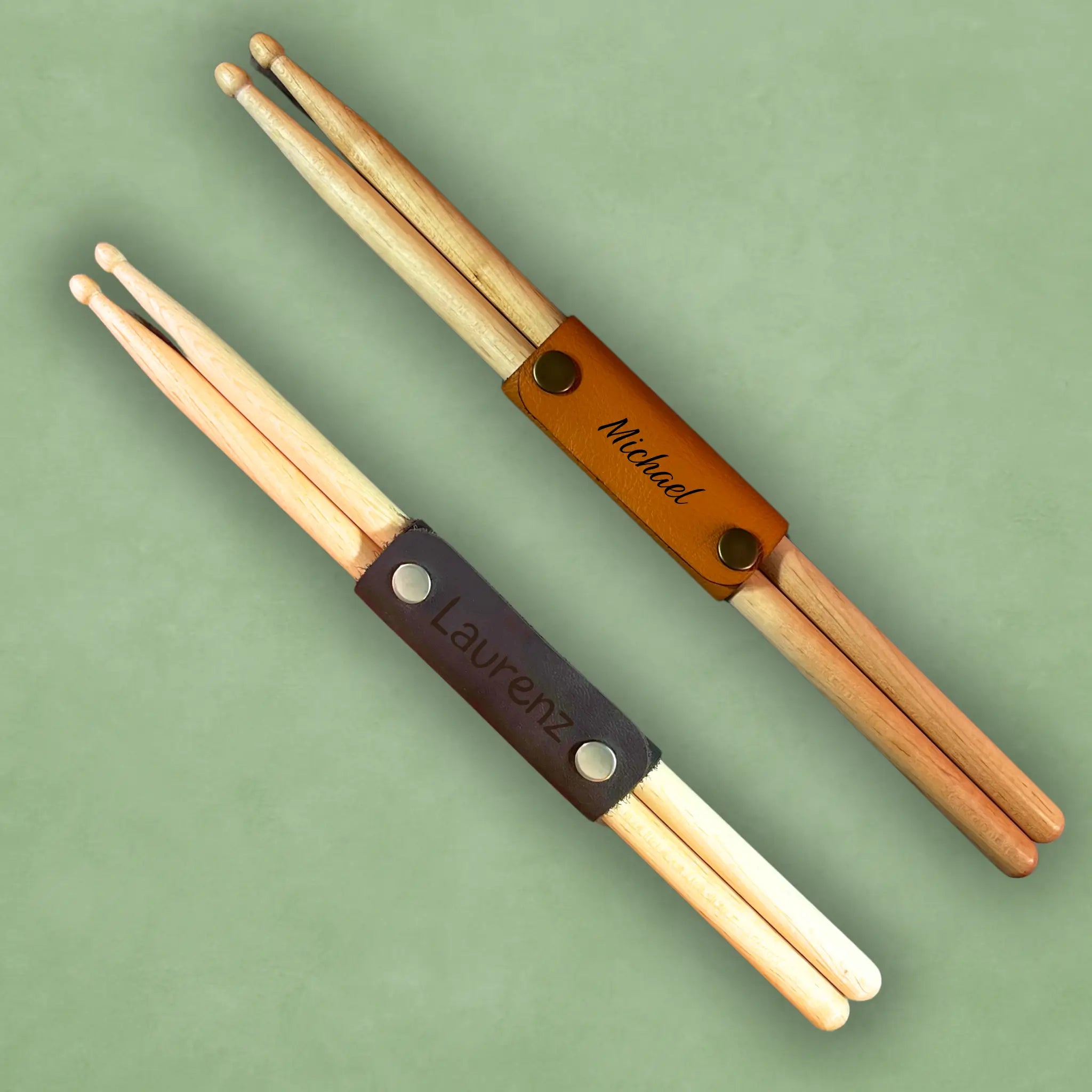 Personalisierte Drumsticks mit Lederhalter – Geschenk für Schlagzeuger