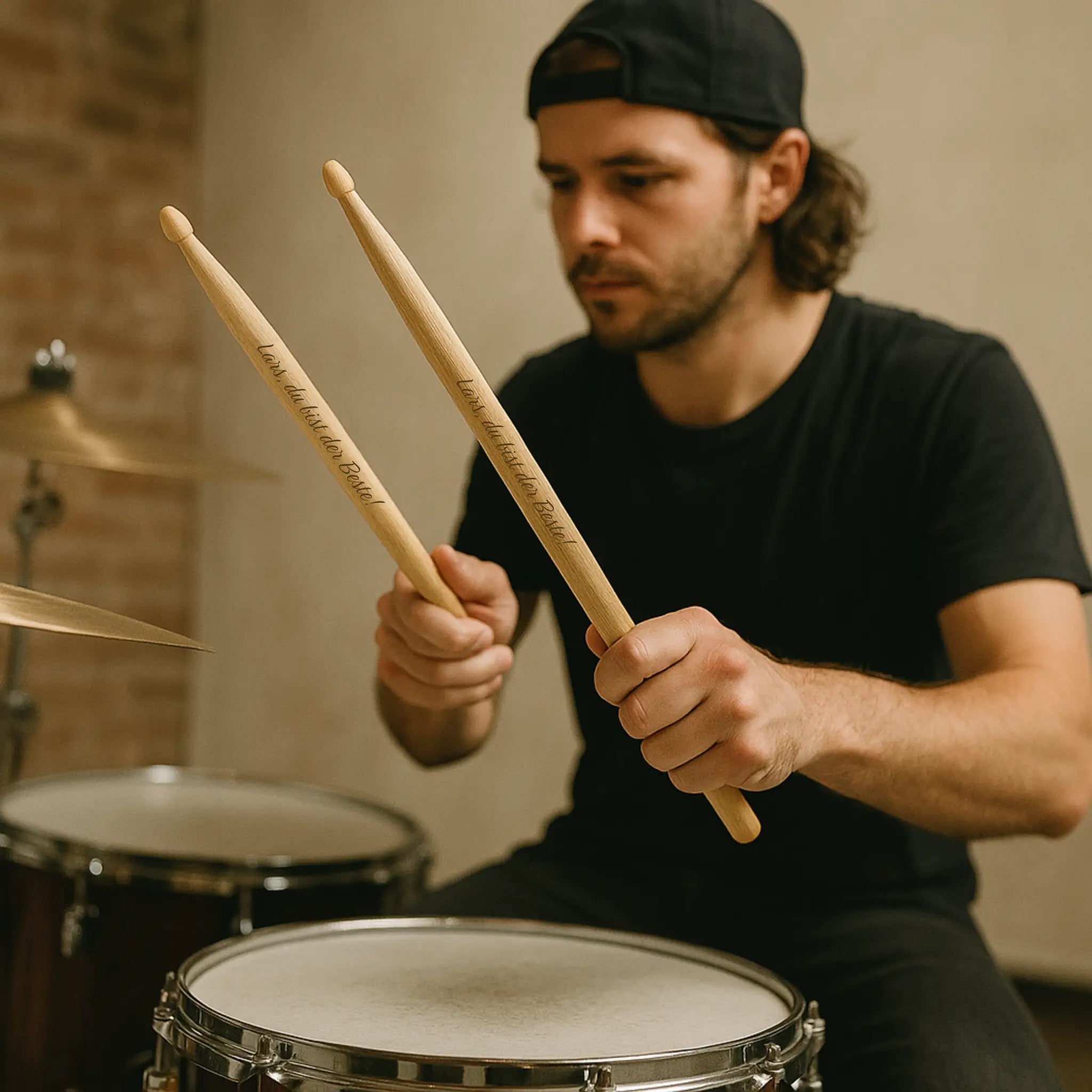 Personalisierte Drumsticks mit Lederhalter – Geschenk für Schlagzeuger