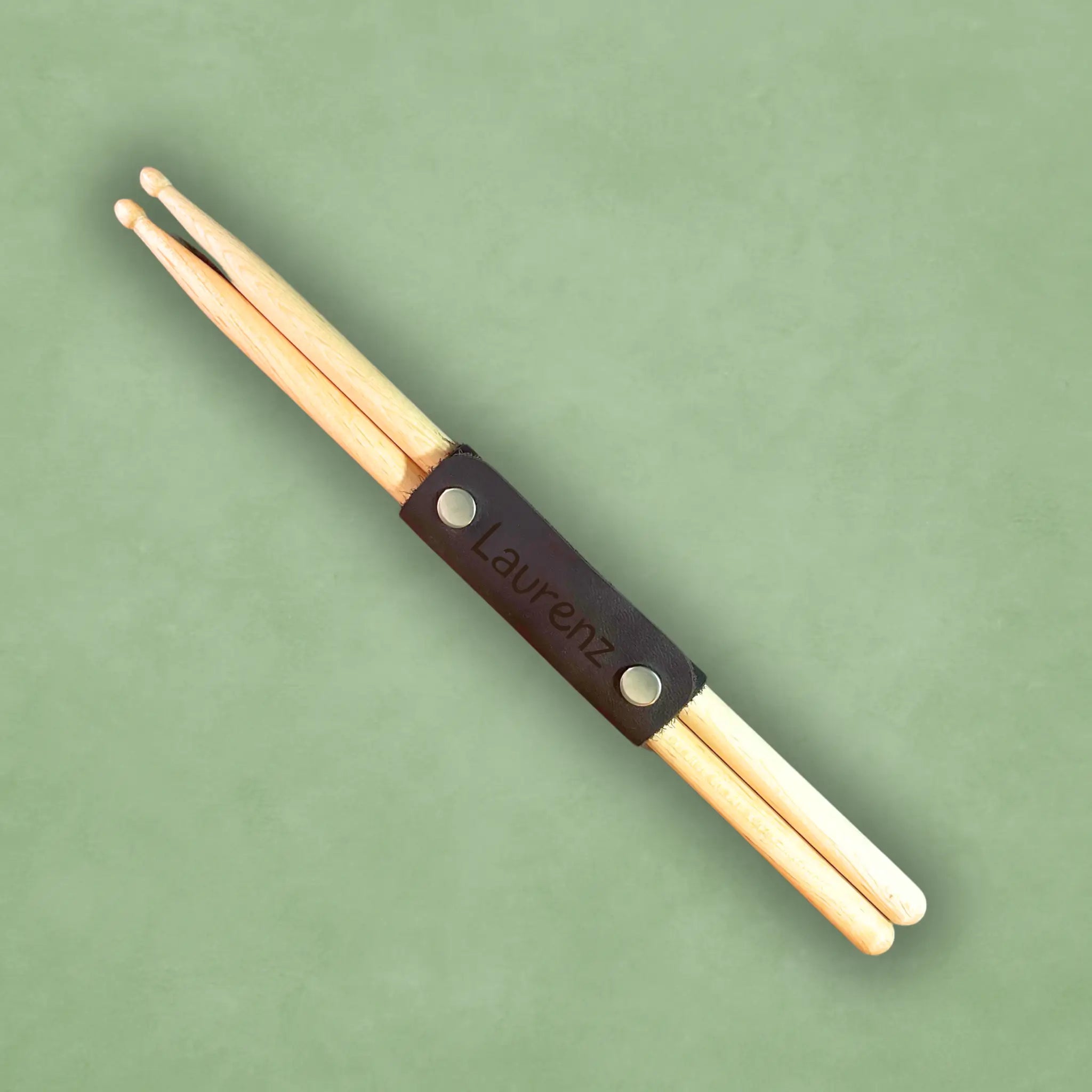 Personalisierte Drumsticks mit Lederhalter – Geschenk für Schlagzeuger