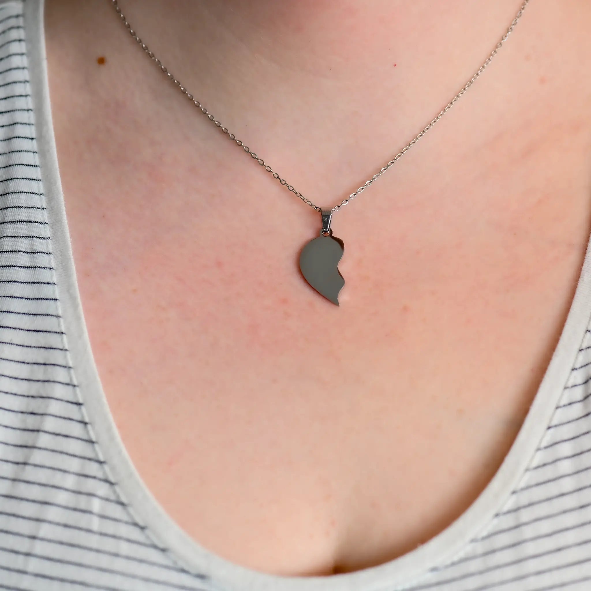 Graviertes Herz-Anhänger-Set für Paare & Freunde – Edelstahl, personalisierbar (2-teilig)